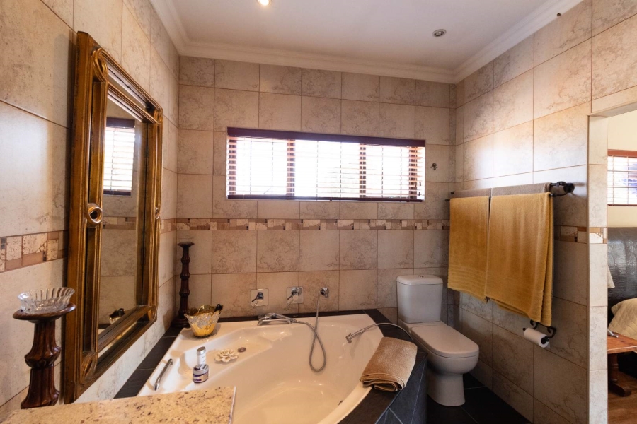 6 Bedroom Property for Sale in Sandbaai Western Cape